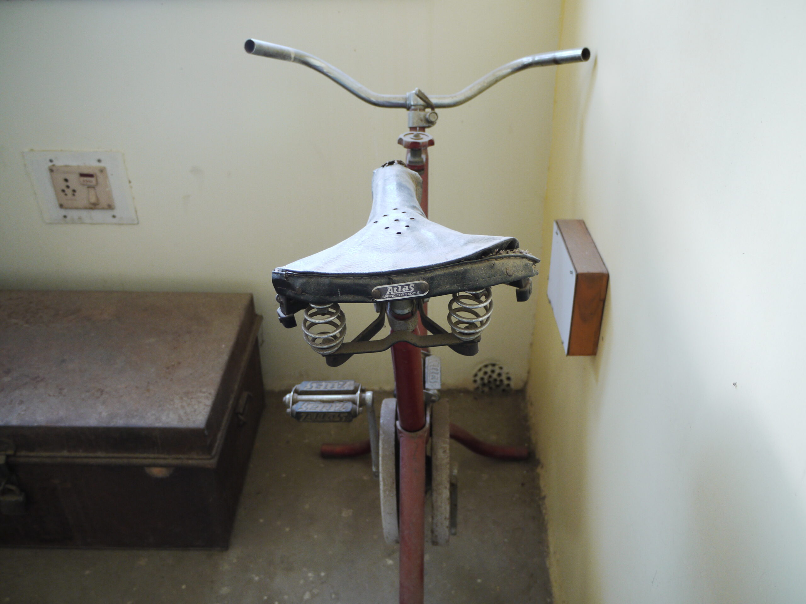 Bicicleta de exercício em apartamento residencial