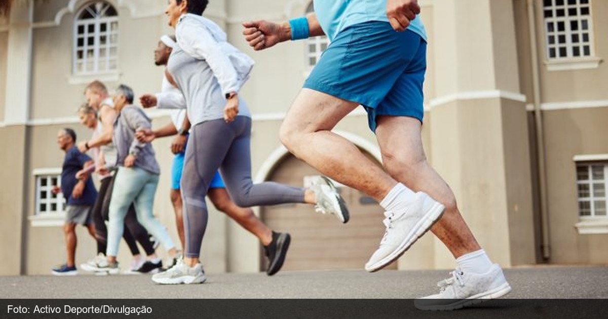Pessoas correndo ao ar livre durante treino de corrida
