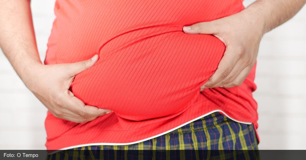 Pessoa de meia-idade praticando atividade fisica representando prevencao relacionada a gordura abdominal e vitamina D