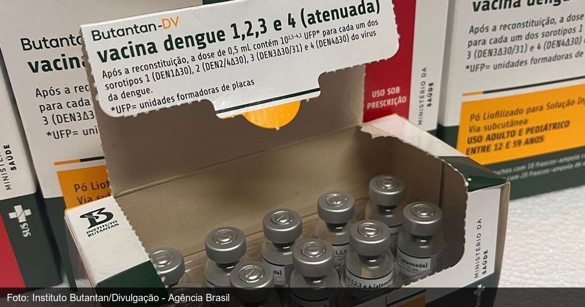 Vacina contra a dengue produzida pelo Instituto Butantan sendo preparada para aplicação