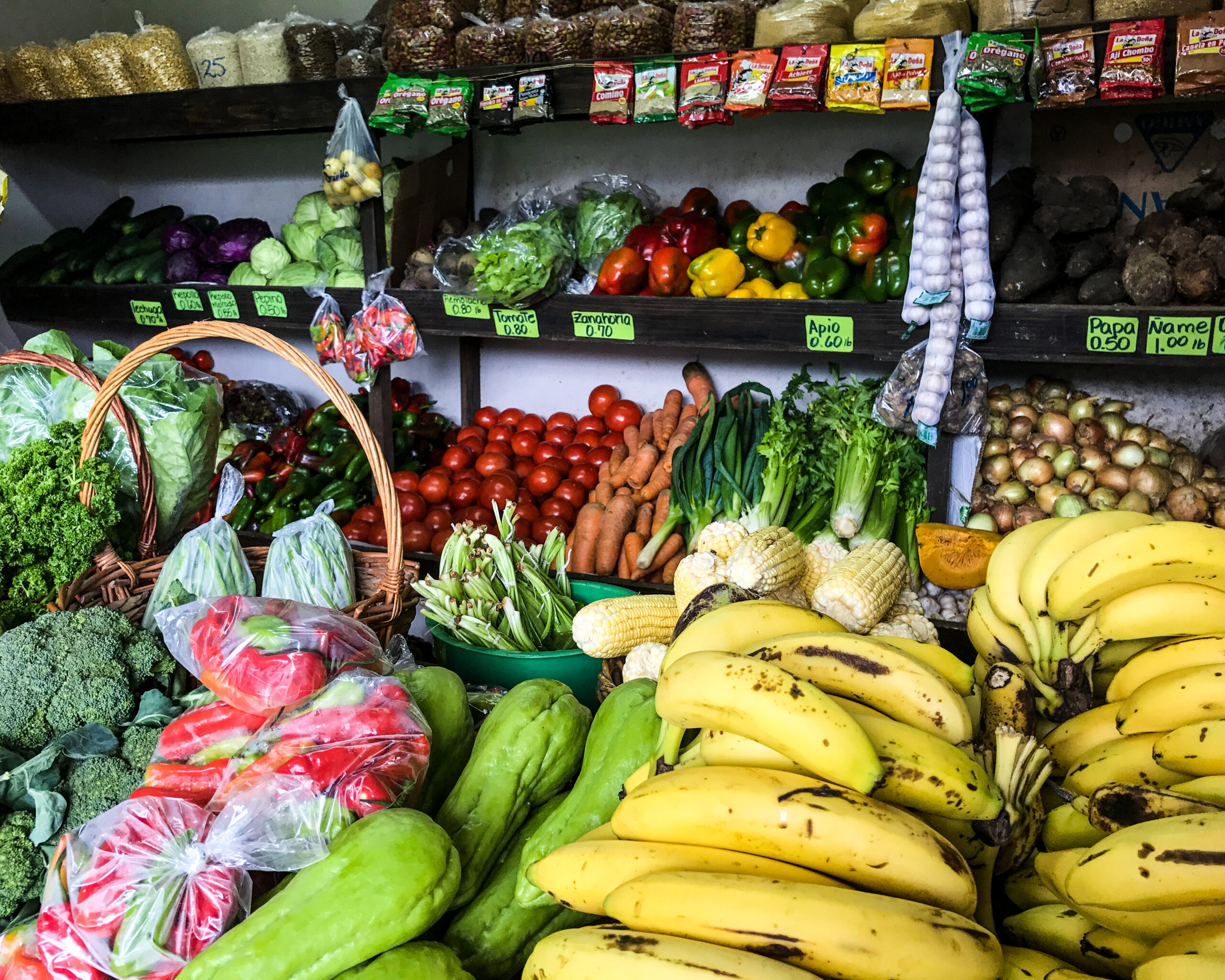 Banca de feira com frutas e legumes frescos