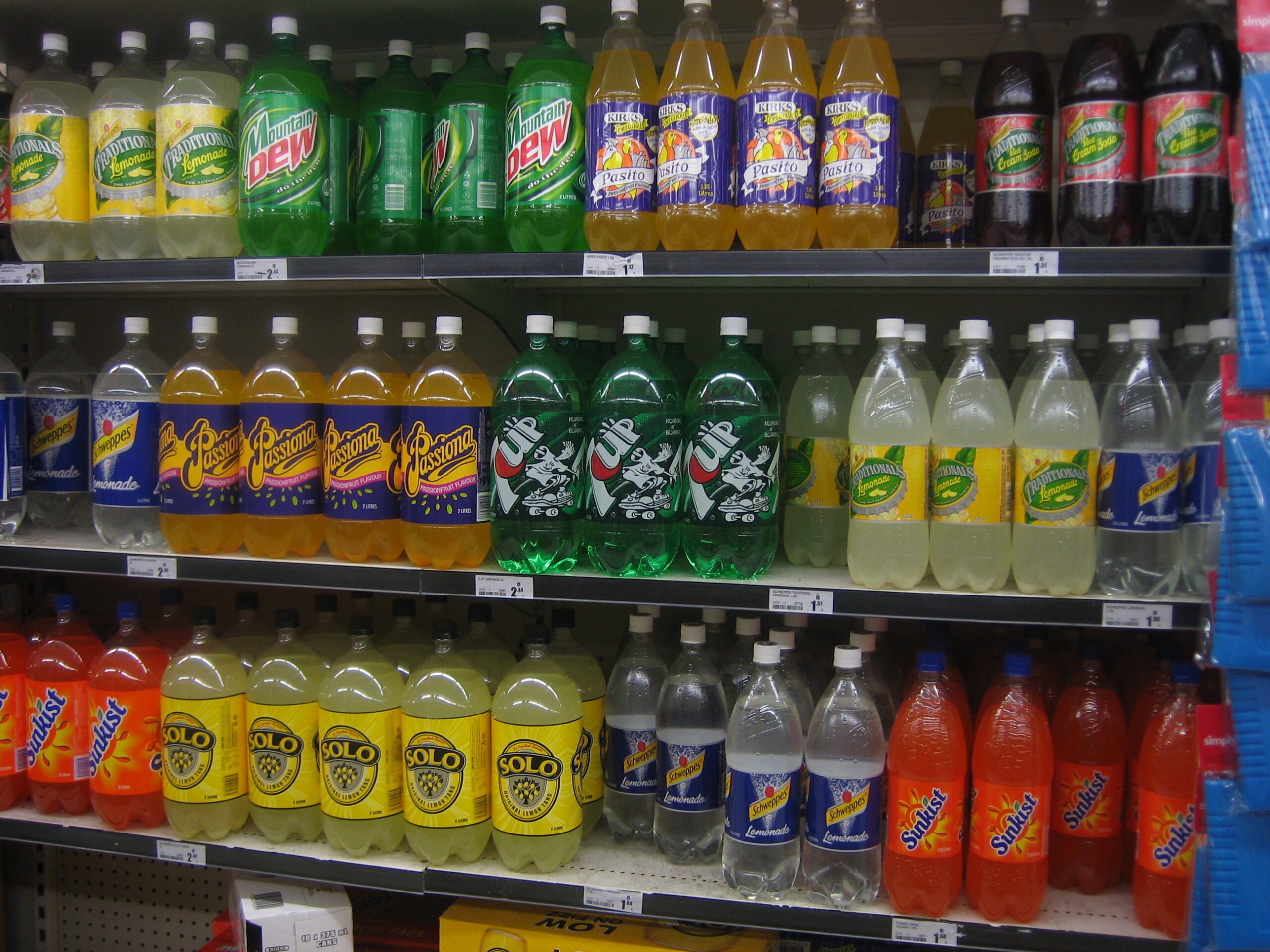 Prateleira de supermercado com garrafas de refrigerante