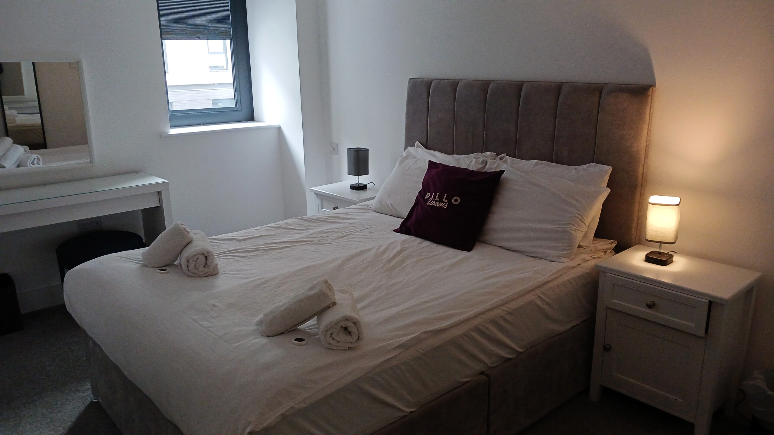 Quarto de dormir com cama arrumada