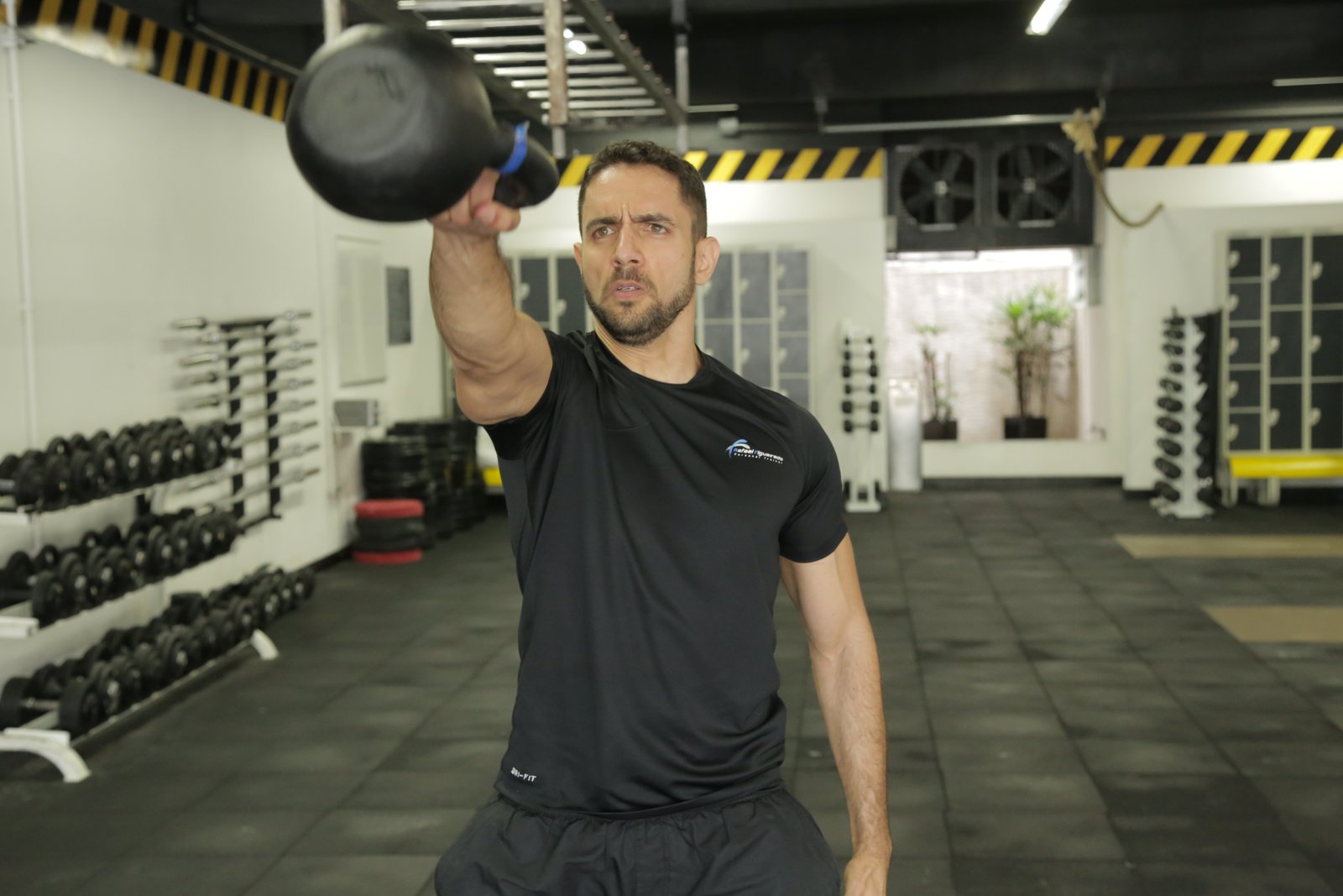 Pessoa fazendo treino de força com kettlebell