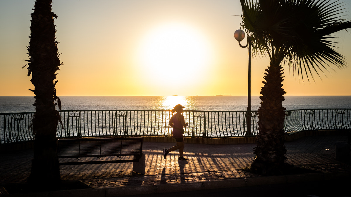 Pessoa correndo ao ar livre durante o pôr do sol